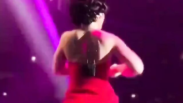 Ice Spice Exposes Her Naked Hot Ass In Public - 1 image