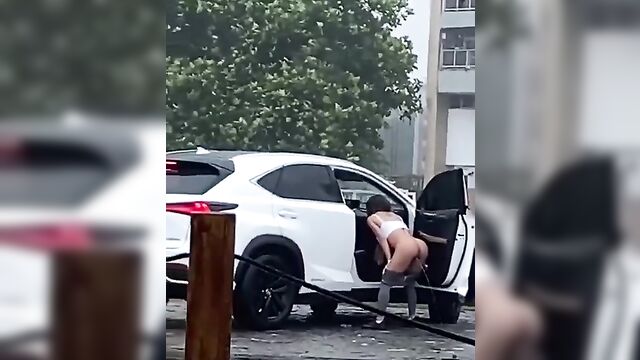 Brazilian Girl Caught Urinating In Public - 4 image