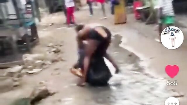 Breasts Pop Out As 2 African Prostitutes With Sagging Breasts Fight Over A Man In Public - 1 image