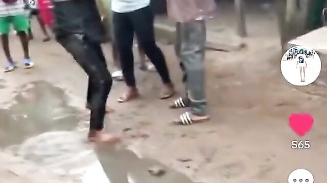 Breasts Pop Out As 2 African Prostitutes With Sagging Breasts Fight Over A Man In Public - 5 image