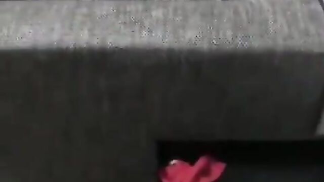 South African couple caught chopping each other in the living room, while their friends are watching TV - 1 image