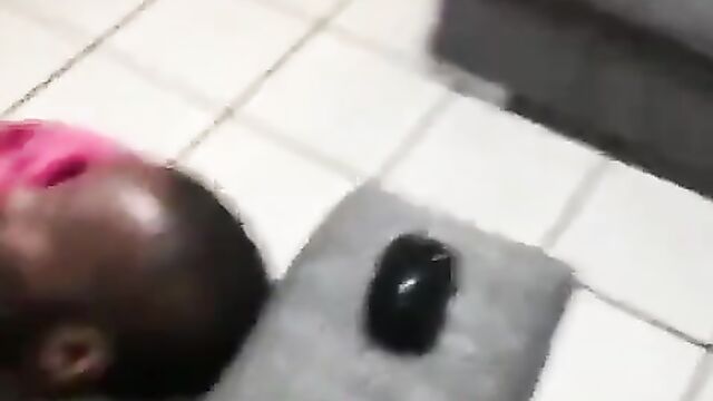 South African couple caught chopping each other in the living room, while their friends are watching TV - 4 image