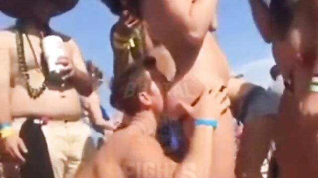 Dude eating girlfriend’s ass on the beach in public - 4 image