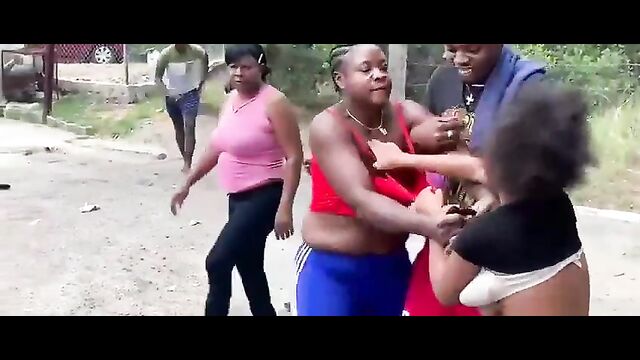 Breasts pop out as Jamaican girls fight in public - 4 image