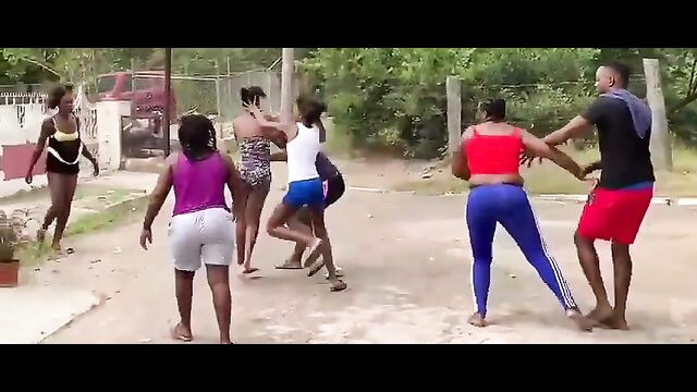 Breasts pop out as Jamaican girls fight in public - 5 image