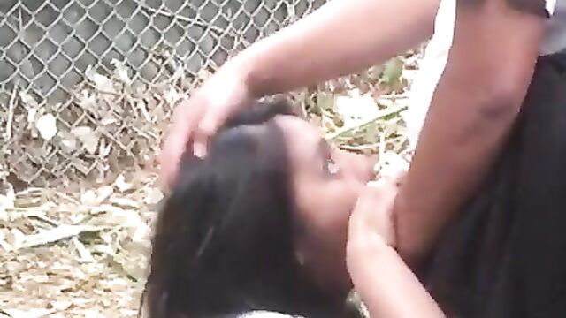 Lady caught giving blow job in broad daylight - 4 image