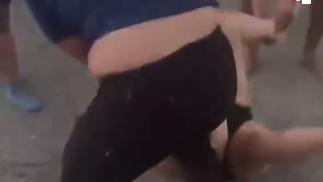 Big Breasts fly as girl beats her boyfriend’s side chick in public - 1 image