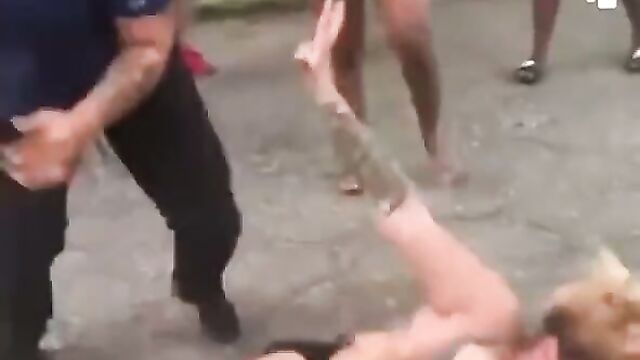 Big Breasts fly as girl beats her boyfriend’s side chick in public - 3 image