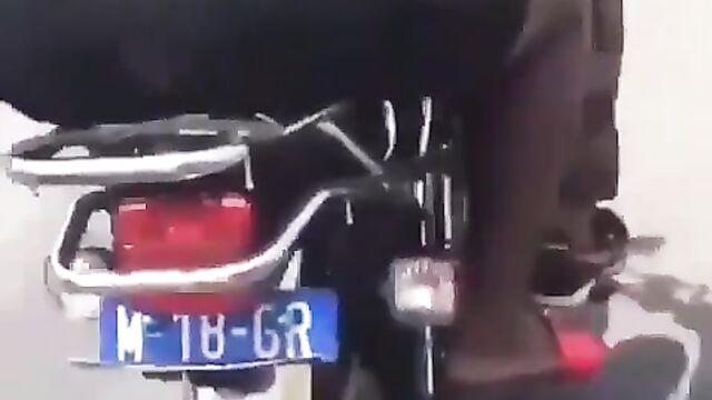 Guys caught squeezing the big yansh of Ghanaian girl on a bike in public - 3 image