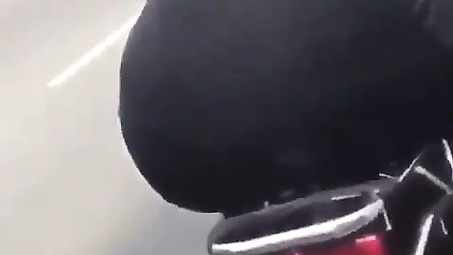 Guys caught squeezing the big yansh of Ghanaian girl on a bike in public - 4 image