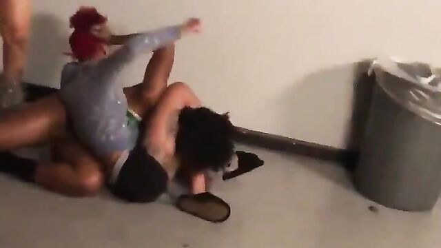 Ass out as stripper beats best friend’s ass in public for allegedly having sex with her boyfriend and stealing her money! - 4 image