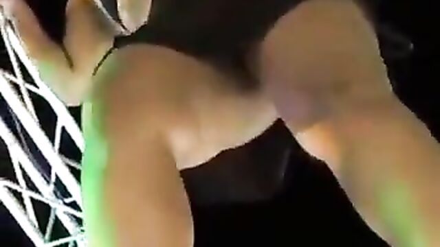 Zodwa caught showing pussy and ass in public - 3 image