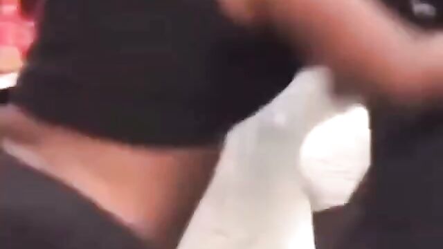 Boobs out as 2 girls fight in Walmart in public - 5 image