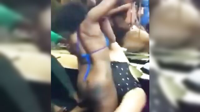 Ass out as two strippers fight in public over dollar tip - 4 image