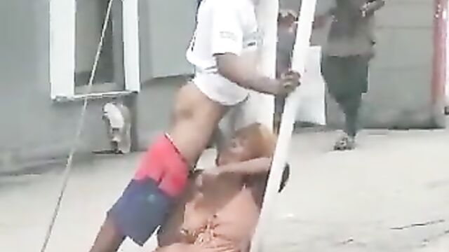 Roadside Blow Job! Crackhead sucking dick by the roadside in public - 3 image