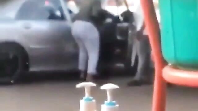 Nigerian girl with big ass caught fighting boyfriend over side chick in public - 1 image