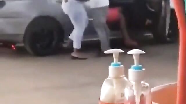 Nigerian girl with big ass caught fighting boyfriend over side chick in public