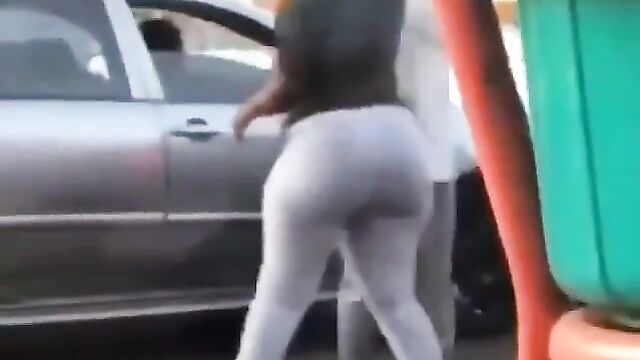 Nigerian girl with big ass caught fighting boyfriend over side chick in public - 3 image