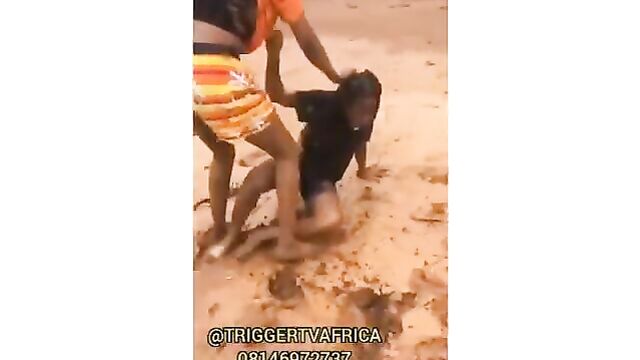 2 Nigerian Yoruba Girls Caught Fighting In Muddy Water In Public Over A Boyfriend - 3 image