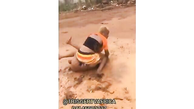 2 Nigerian Yoruba Girls Caught Fighting In Muddy Water In Public Over A Boyfriend - 4 image