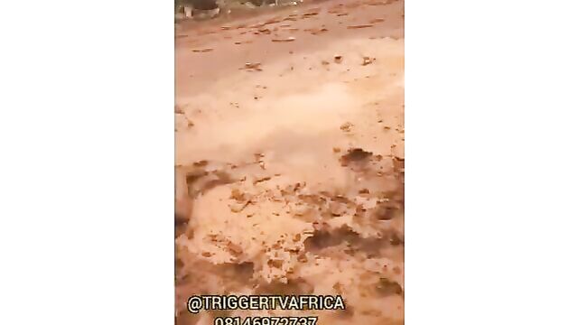 2 Nigerian Yoruba Girls Caught Fighting In Muddy Water In Public Over A Boyfriend - 5 image
