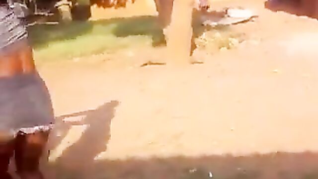 Boobs out in public as 2 African girls fight dirty over a boyfriend - 4 image