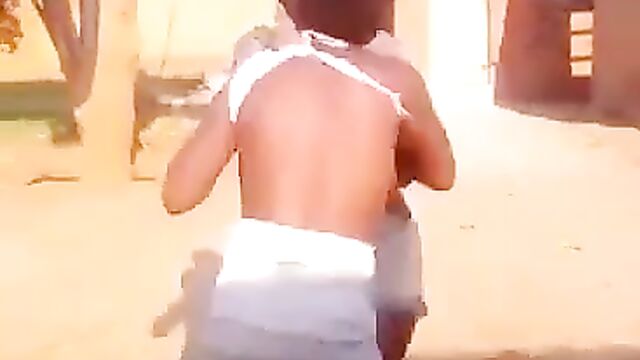 Boobs out in public as 2 African girls fight dirty over a boyfriend - 5 image