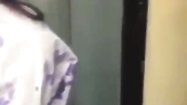 Crazy girl pours acid on another girl over boyfriend - 5 image