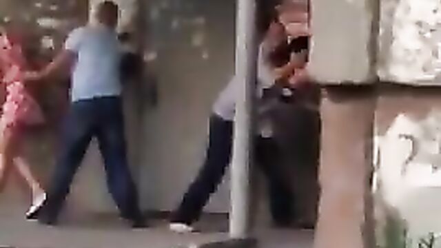 Dude stripped naked during a fight, after being caught cheating with another man’s girlfriend - 4 image