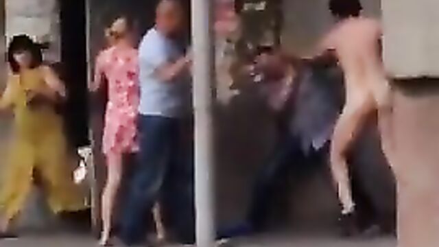Dude stripped naked during a fight, after being caught cheating with another man’s girlfriend - 5 image