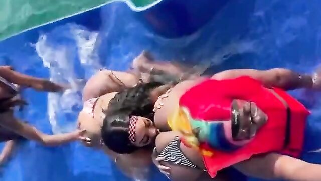 Eating ass in public while on a boat trip - 3 image