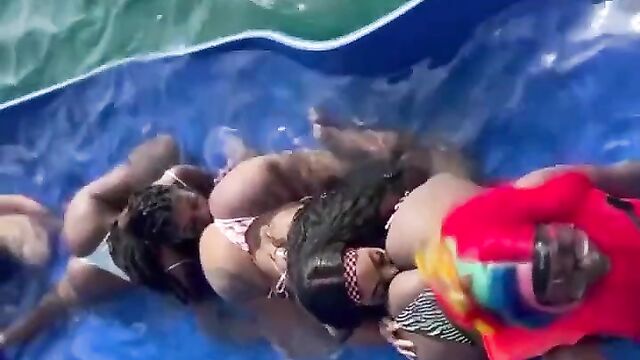 Eating ass in public while on a boat trip - 5 image