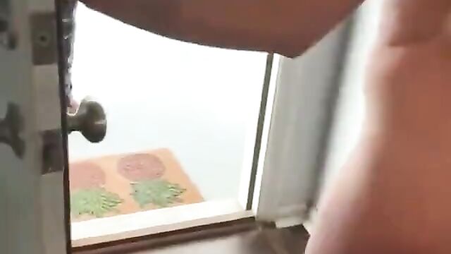 Woman answers delivery man naked - 5 image