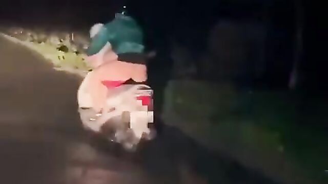 Crazy couple bonking on a motorcycle - 1 image