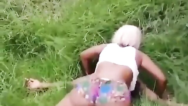 Lady with big nyash chopping her boyfriend inside the bush in public - 4 image