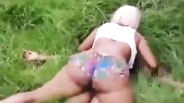 Lady with big nyash chopping her boyfriend inside the bush in public - 5 image
