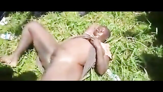 Mad man and mad woman caught having sex in public - 3 image