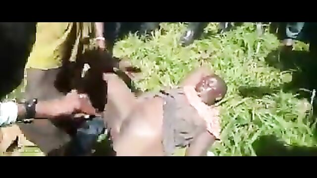 Mad man and mad woman caught having sex in public - 4 image