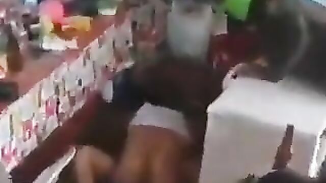 Man keeps going even after police arrive - 3 image