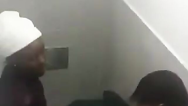 Another SA couple caught bonking in the toilet - 5 image