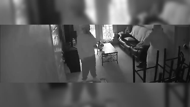 Bad wife caught cheating on CCTV camera - 3 image