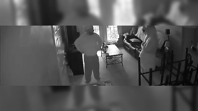 Bad wife caught cheating on CCTV camera - 4 image