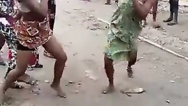 2 African women caught fighting in public over husband - 1 image