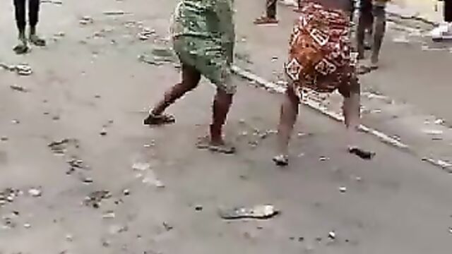 2 African women caught fighting in public over husband