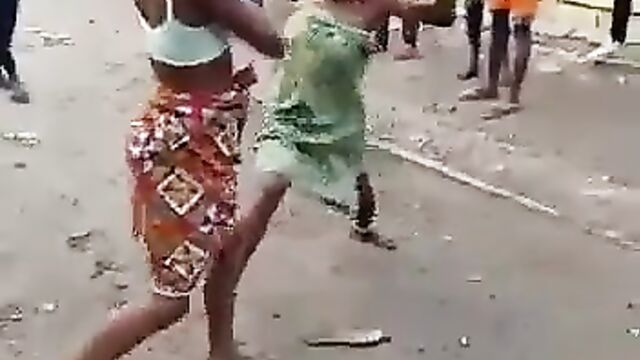 2 African women caught fighting in public over husband - 3 image