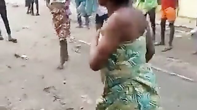 2 African women caught fighting in public over husband - 4 image