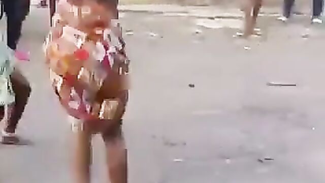2 African women caught fighting in public over husband - 5 image