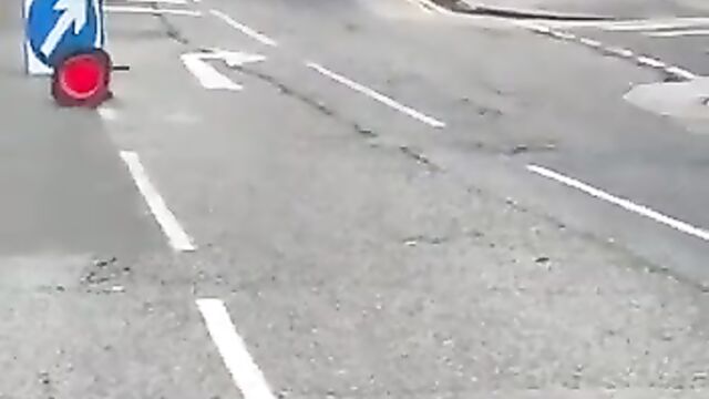 Naked woman on drugs seen in public in London - 5 image