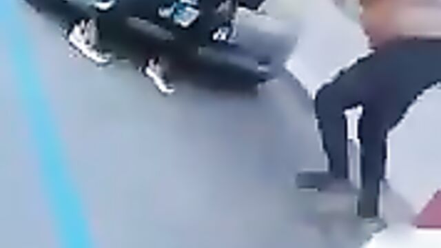 2 Nigerian women fighting with naked breasts on the streets of Italy