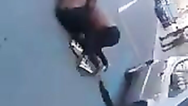 2 Nigerian women fighting with naked breasts on the streets of Italy - 3 image